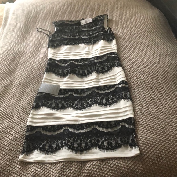 Black and white lace dress - Picture 4 of 4